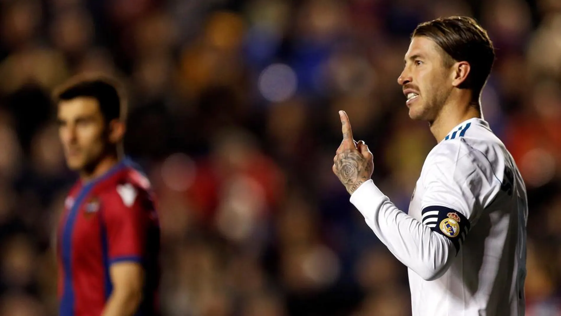 Sergio Ramos hace un gesto con el dedo en el partido del Madrid del pasado sábado