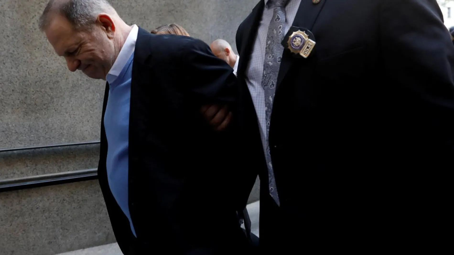 Harvey Weinstein, el pasado 25 de mayo tras entregarse / Reuters