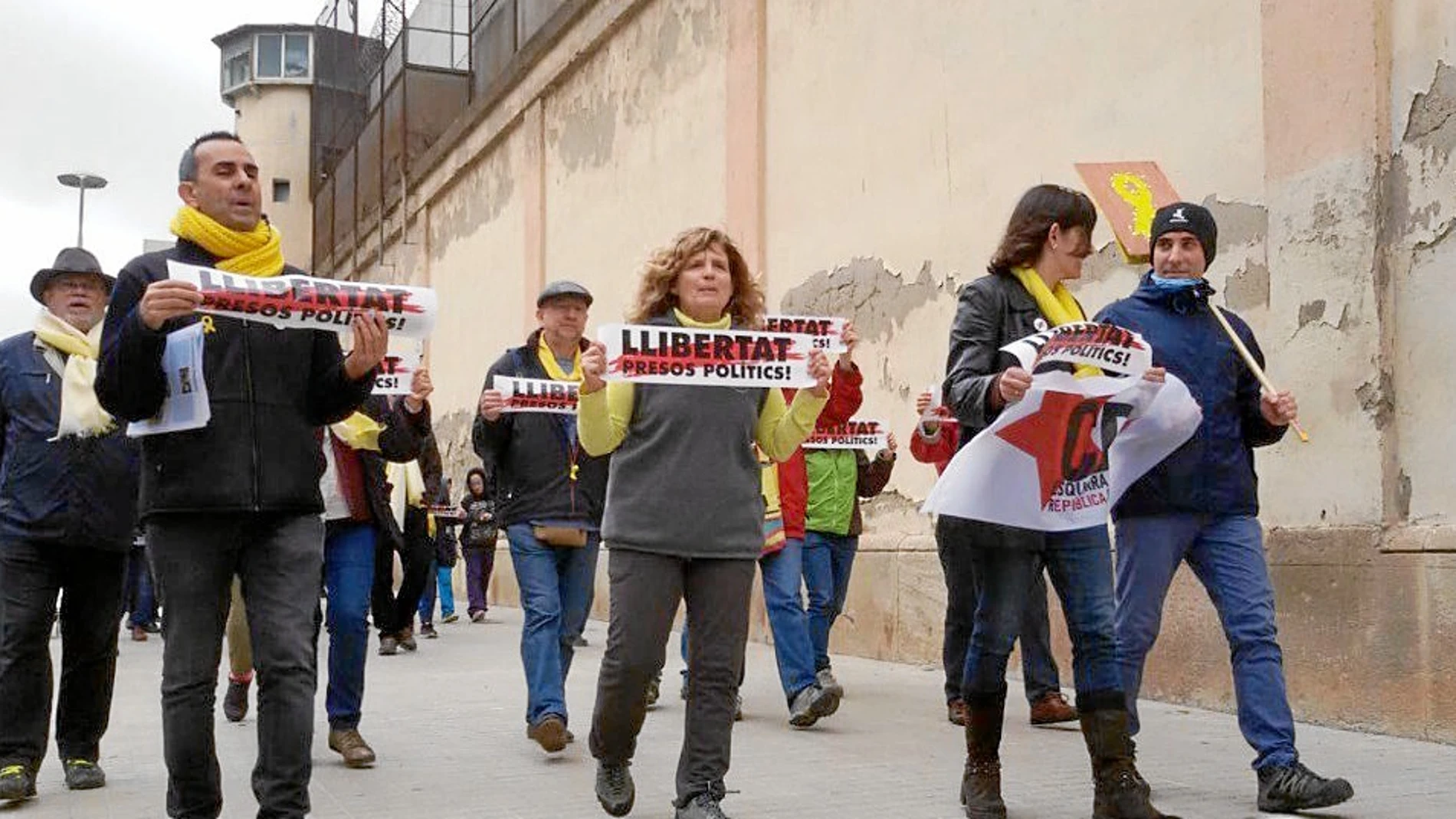 Algunas decenas de personas se dedicaron ayer a dar vueltas alrededor de la emblemática prisión barcelonesa