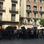 Decenas de taxistas se han manifestado a las puertas del Palau de la Generalitat (LA RAZÓN)