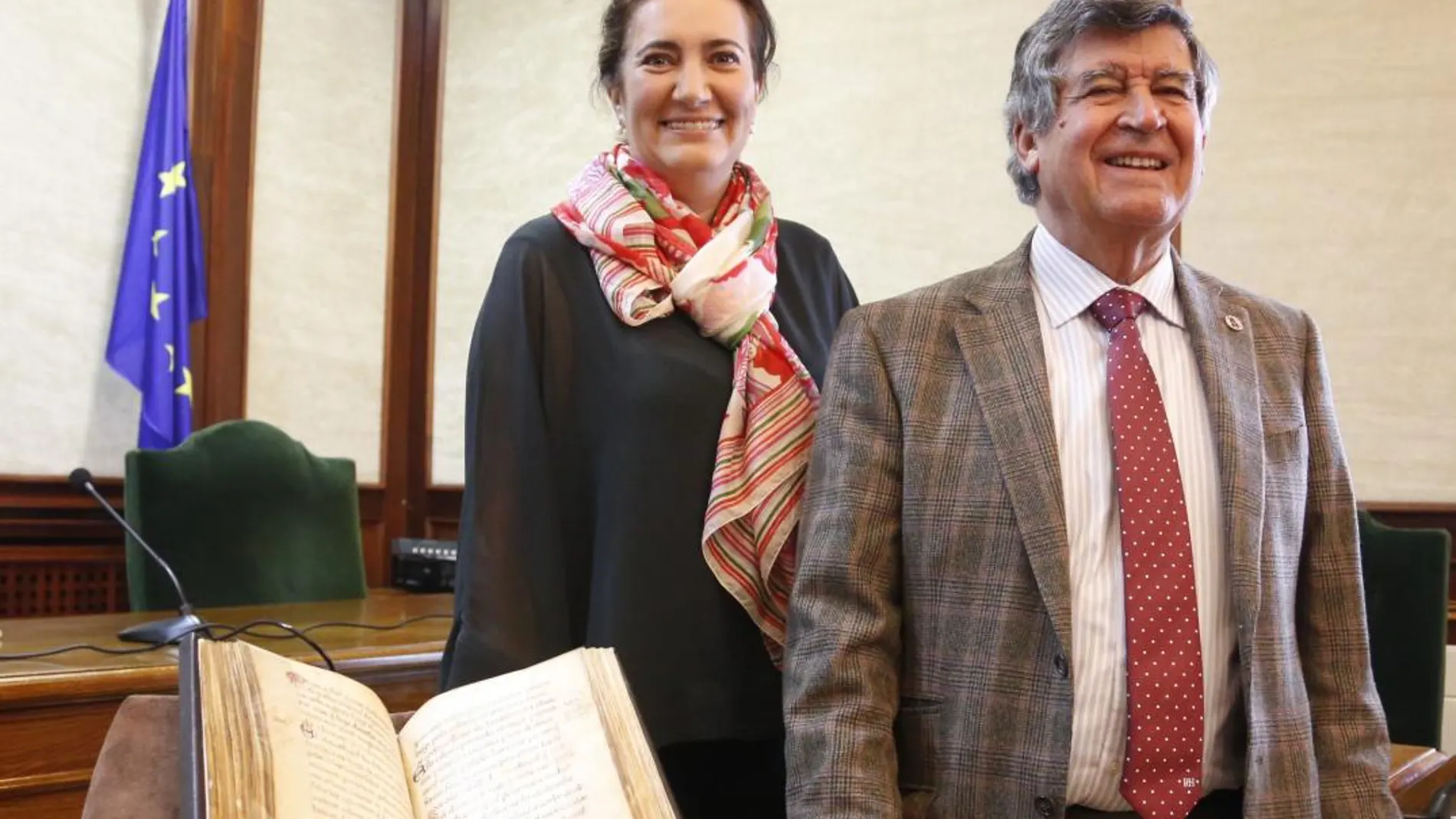 María Josefa García-Cirac junto con el alcalde de Béjar, Alejo Riñones