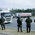 Efectivos de las Fuerzas Armadas tras despejar una autopista en Brasil, cortada por camioneross-REUTERS