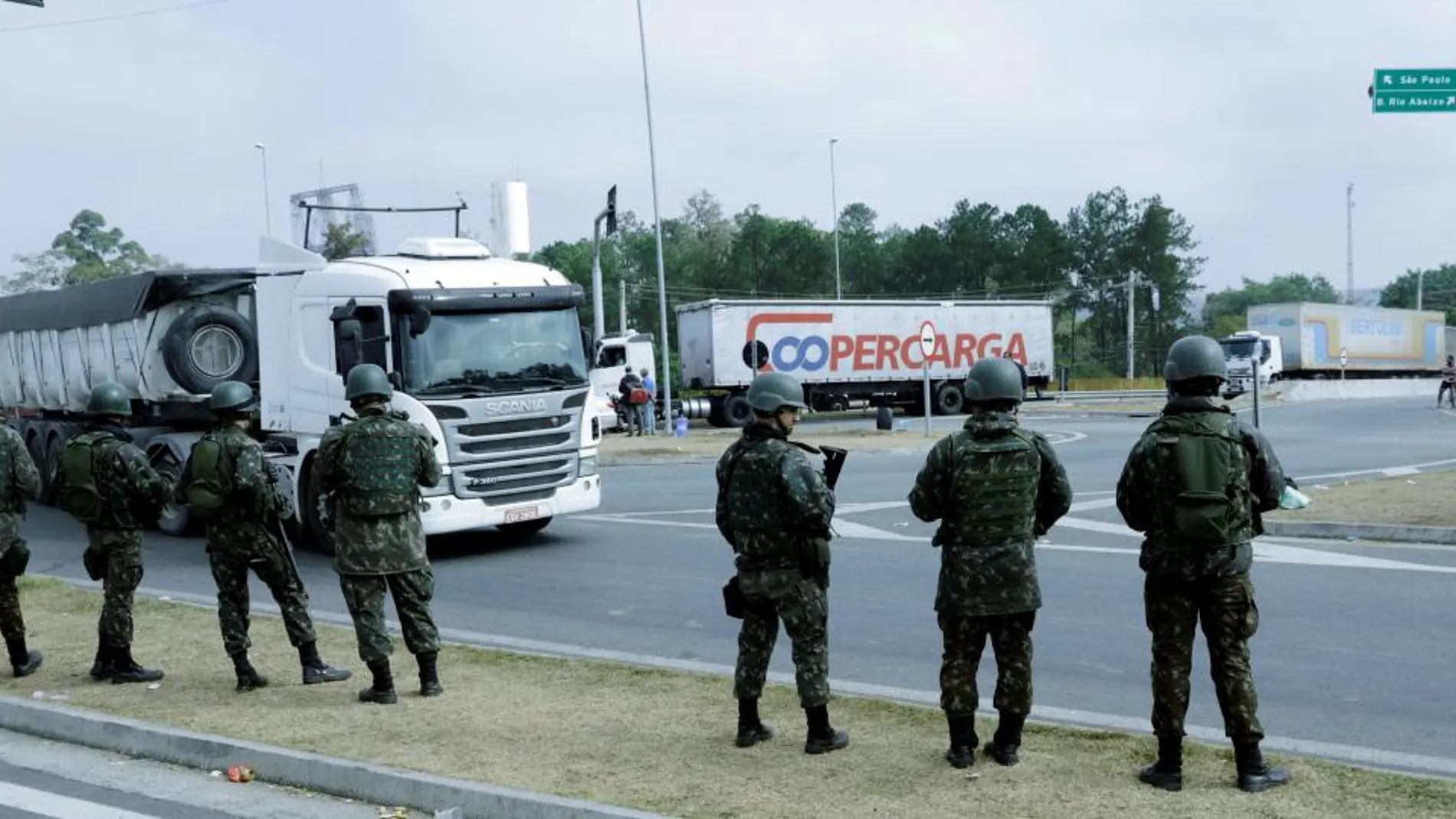 Efectivos de las Fuerzas Armadas tras despejar una autopista en Brasil, cortada por camioneross-REUTERS
