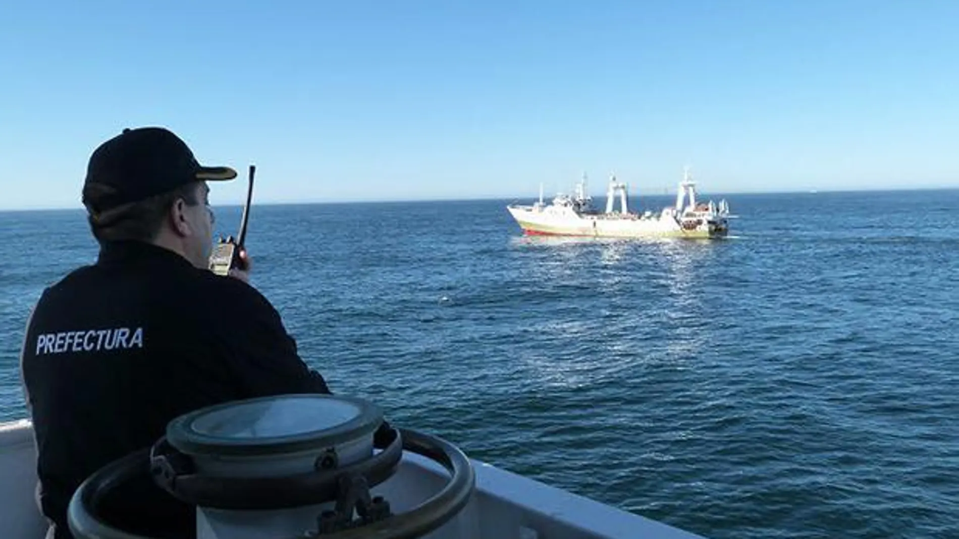 Imagen de un agente de la Prefectura, dando la orden de detención al barco español