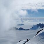 Fotografía facilitada de Nature de las nubes de verano se arremolinan alrededor de los Picos Staccato de la Isla Alexander, en la Península Antártica / Efe