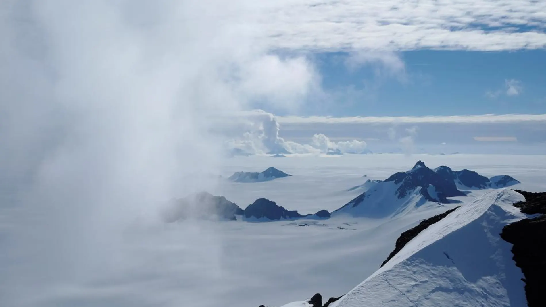 Fotografía facilitada de Nature de las nubes de verano se arremolinan alrededor de los Picos Staccato de la Isla Alexander, en la Península Antártica / Efe