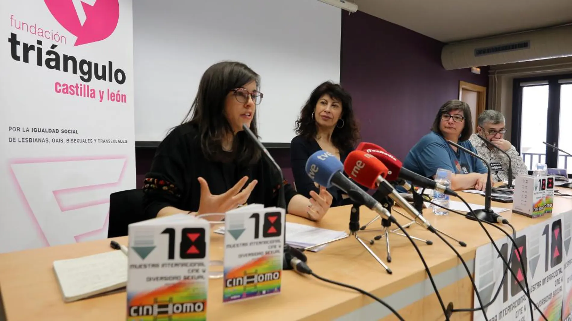La concejala de Cultura y Turismo del Ayuntamiento de Valladolid, Ana Redondo, preside la presentación el Festival Cinhomo, junto a sus creadores