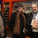 Luis Antonio de Villena posa con los poetas Carlos Aganzo y Fermín Herrero en Oletvm