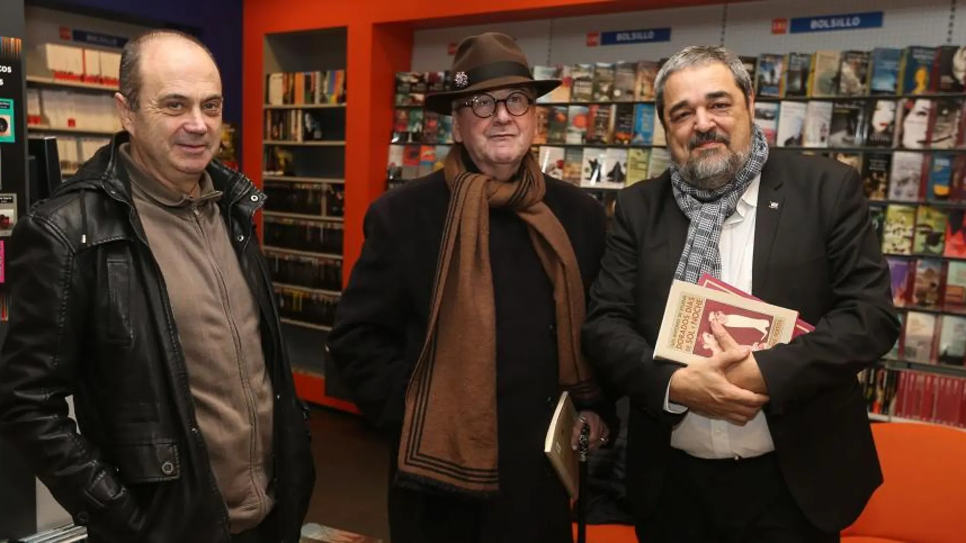 Luis Antonio de Villena posa con los poetas Carlos Aganzo y Fermín Herrero en Oletvm