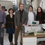 De izda. a dcha., los investigadores Antonio Rodríguez, Gurutze Pérez Artieda, David Astrain, Alvaro Martínez y Patricia Aranguren en el laboratorio
