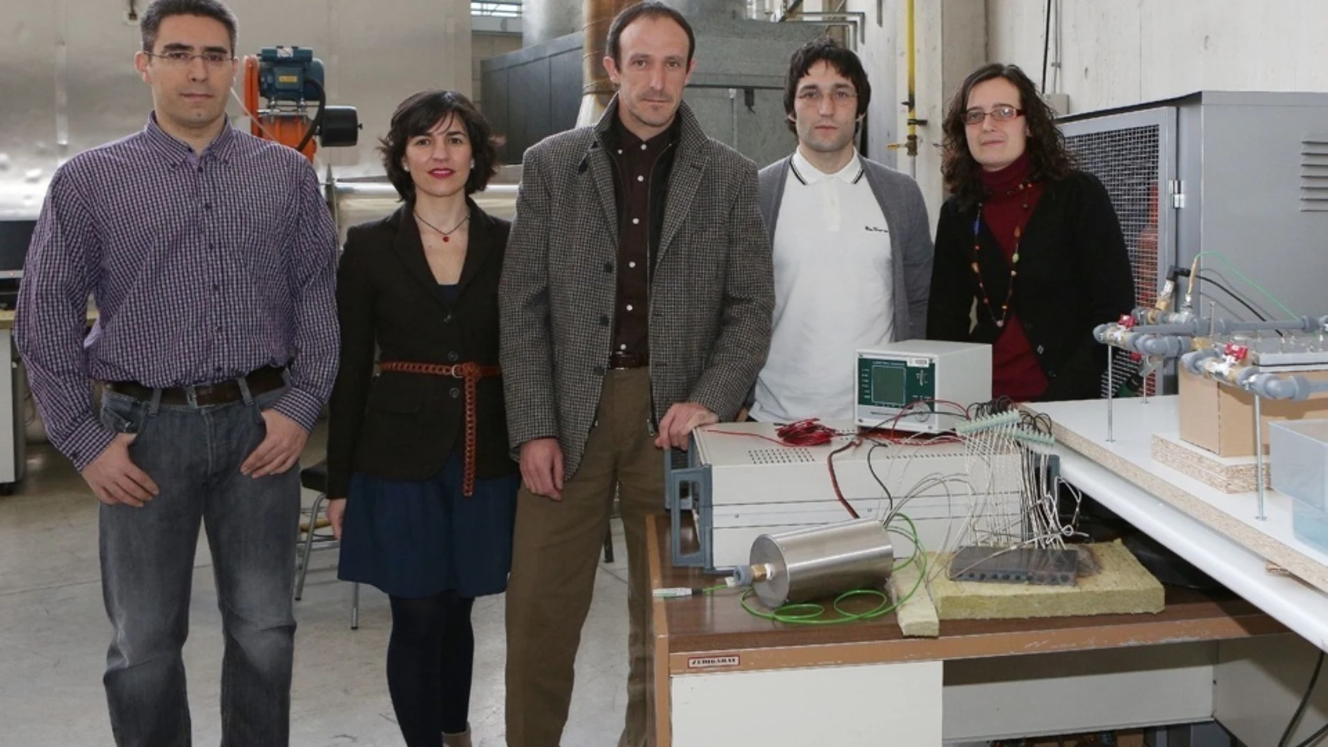 De izda. a dcha., los investigadores Antonio Rodríguez, Gurutze Pérez Artieda, David Astrain, Alvaro Martínez y Patricia Aranguren en el laboratorio