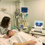 Una paciente recibe luz infrarroja contra el ictus en un hospital de Barcelona