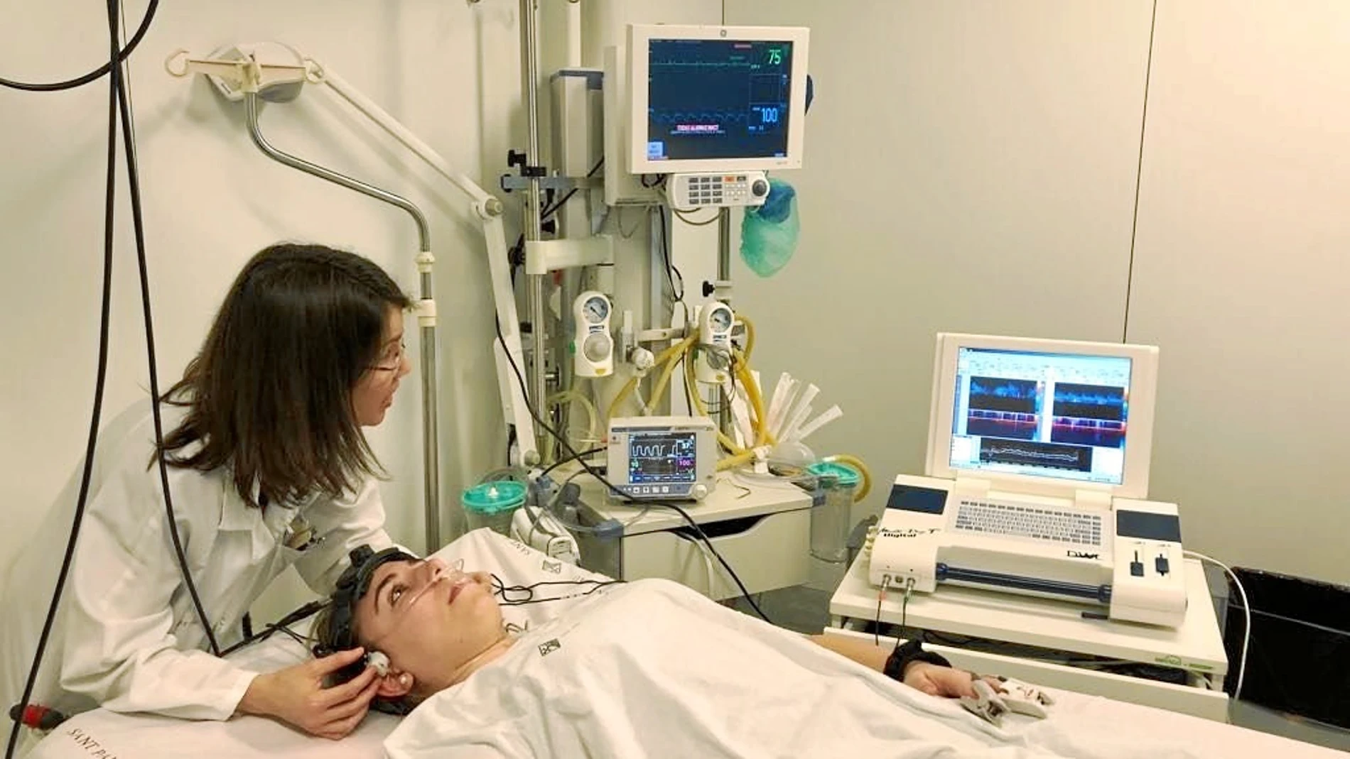 Una paciente recibe luz infrarroja contra el ictus en un hospital de Barcelona
