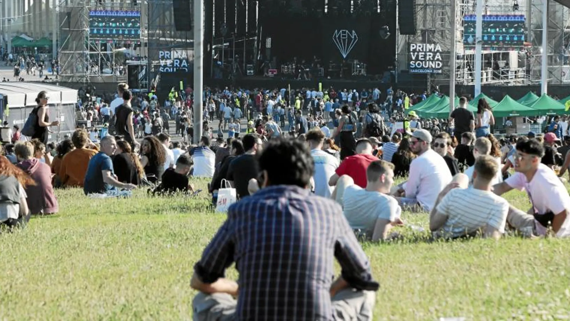 El público del Primavera no tiene nombre genérico, no son los primaveros o primers, ni tampoco los soundies o sounditas. Nadie les conoce, son anónimos, pero Dios si son muchos, son tantos que si uno imagina que son cocos, pues vaya cómo se divierten los cocos, es la monda