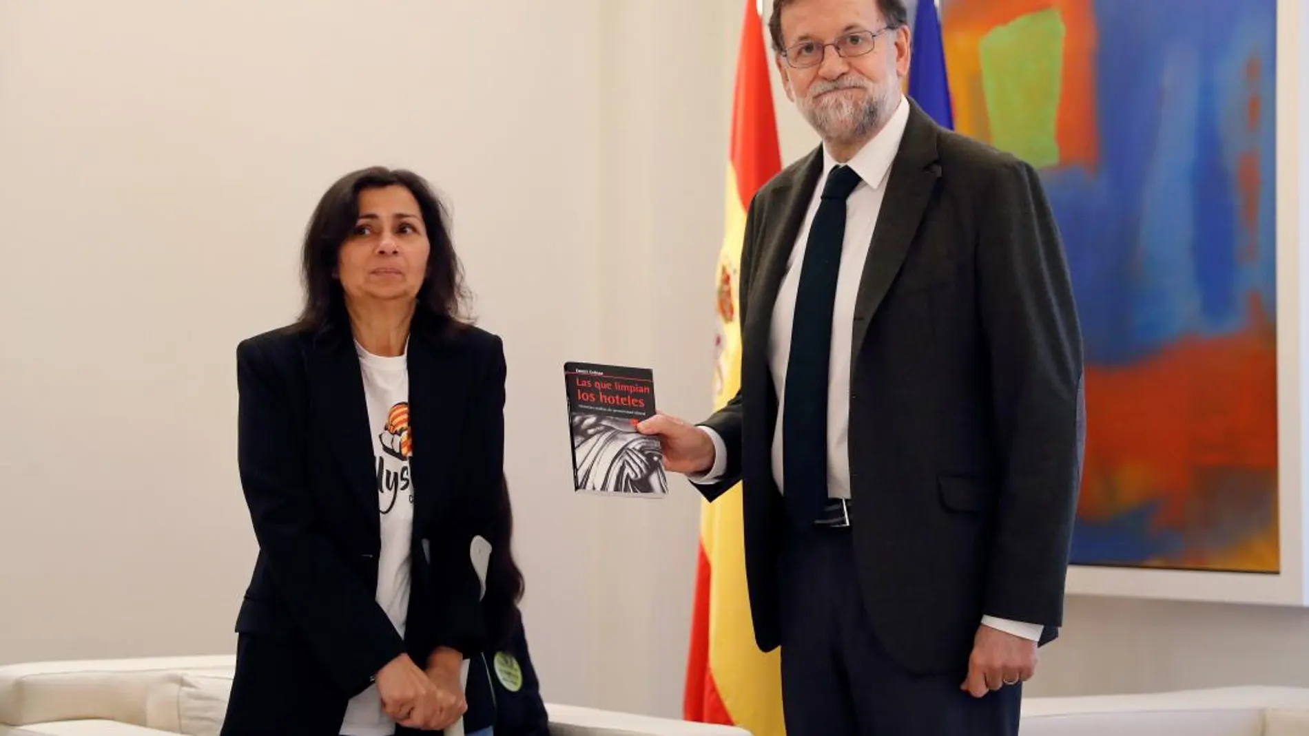 Mariano Rajoy, junto a una representante del colectivo. EFE