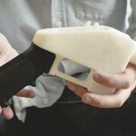 Cody Wilson, el impulsor de la web Defense Distributed, posa con una pistola «Libertador», hecha en una impresora 3D en su casa de Austin (Texas)