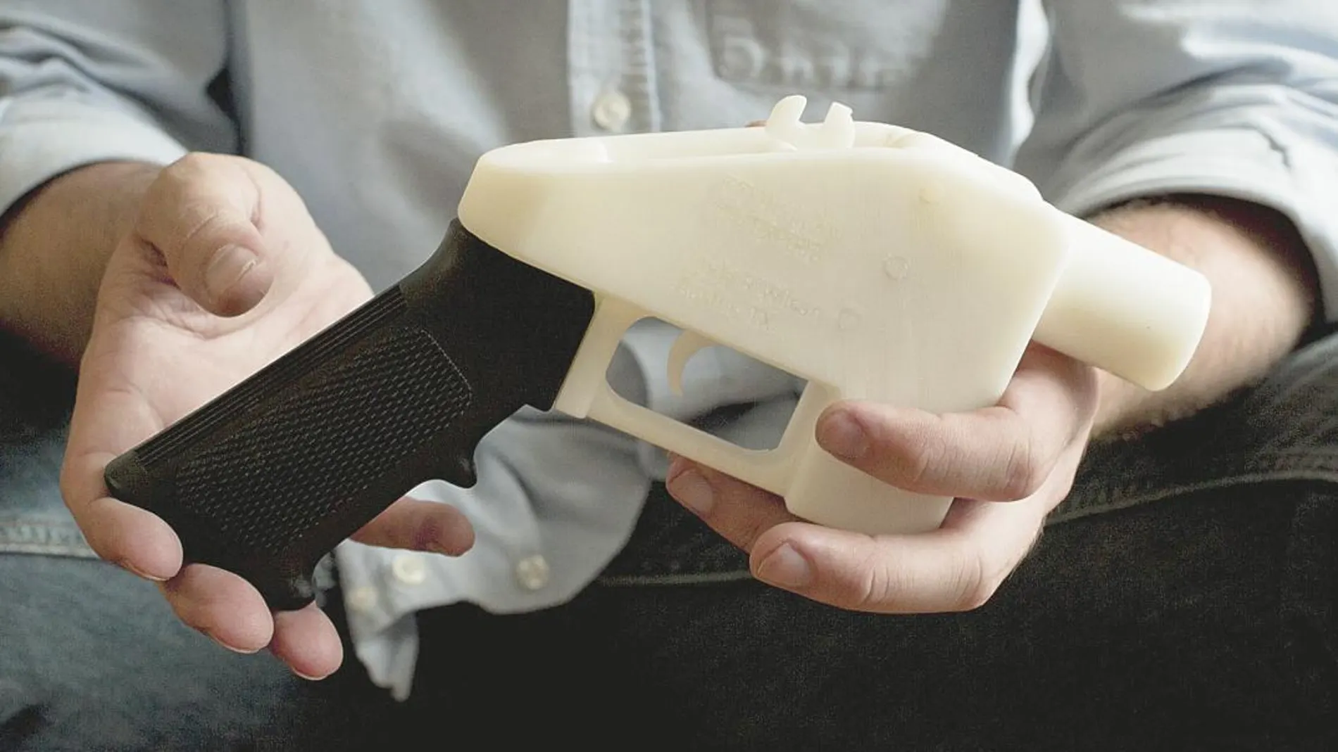 Cody Wilson, el impulsor de la web Defense Distributed, posa con una pistola «Libertador», hecha en una impresora 3D en su casa de Austin (Texas)