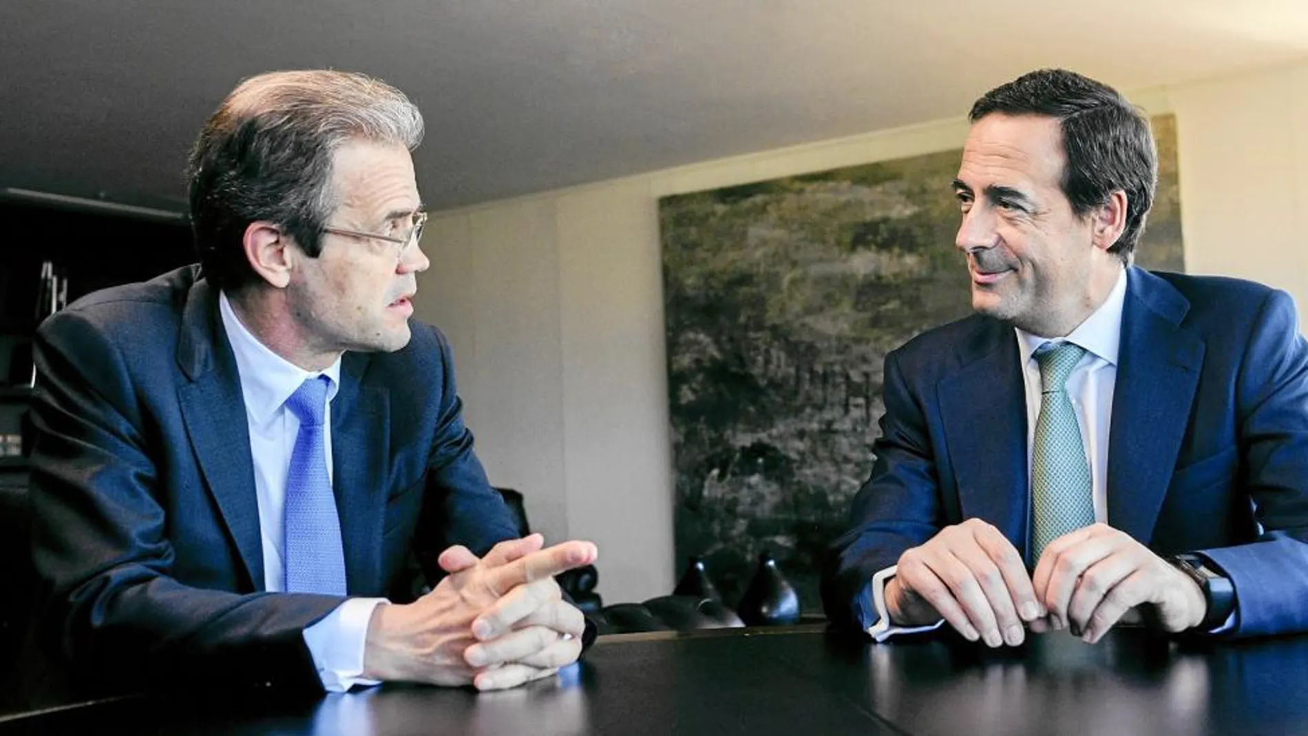 Jordi Gual, presidente de CaixaBank, y Gonzalo Gortázar, consejero delegado de la entidad bancaria