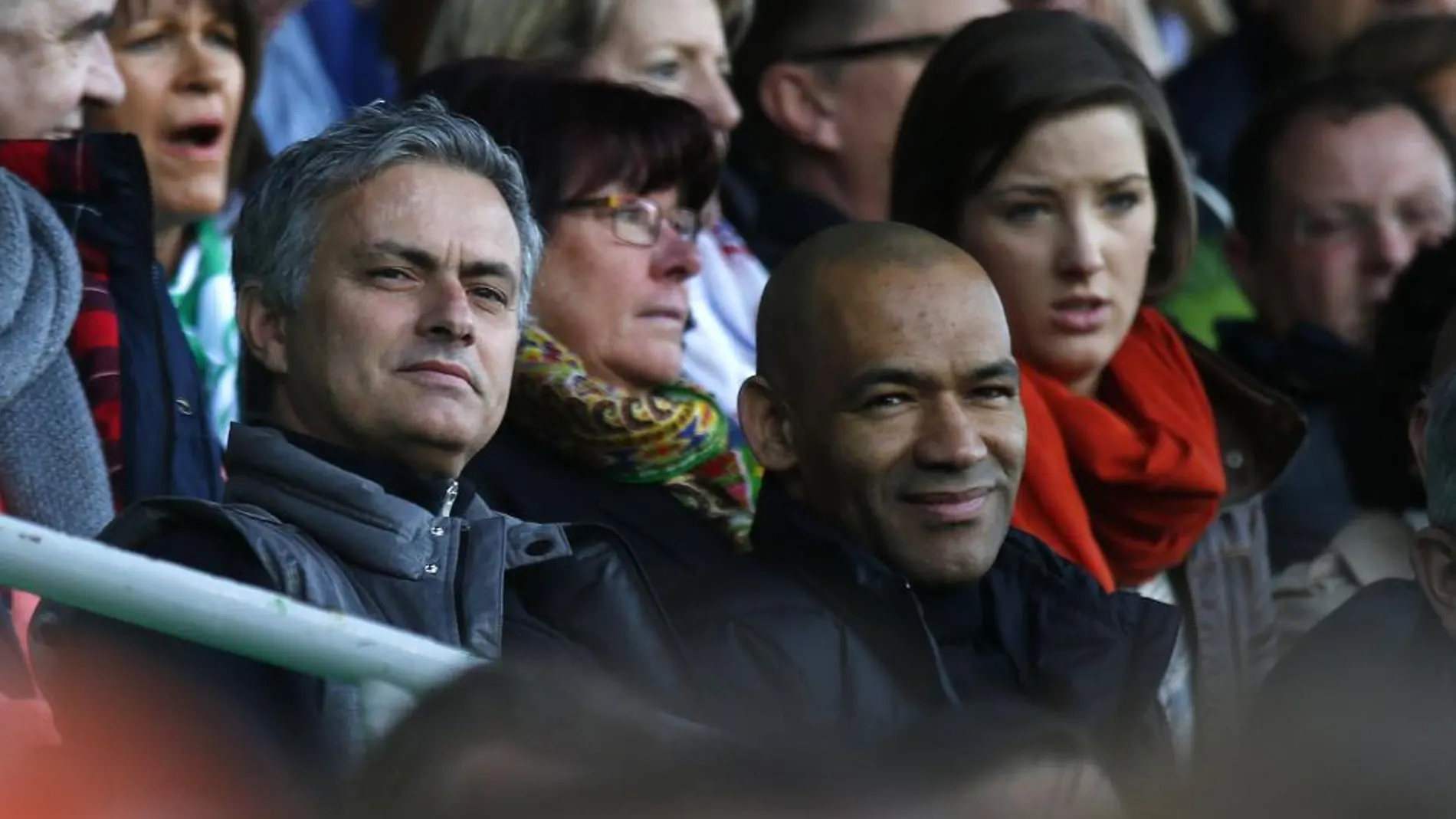 José Mourinho ve el partido de fútbol entre el Borussia Dortmund