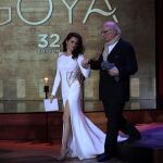 Penelope Cruz y Carlos Saura llegan al escenario durante la ceremonio de los Premios Goya. REUTERS/Susana Vera