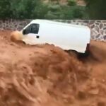 El agua arrastra esta furgoneta por la Rambla Ditar hacia el río Mundo / Foto y vídeo: Atlas