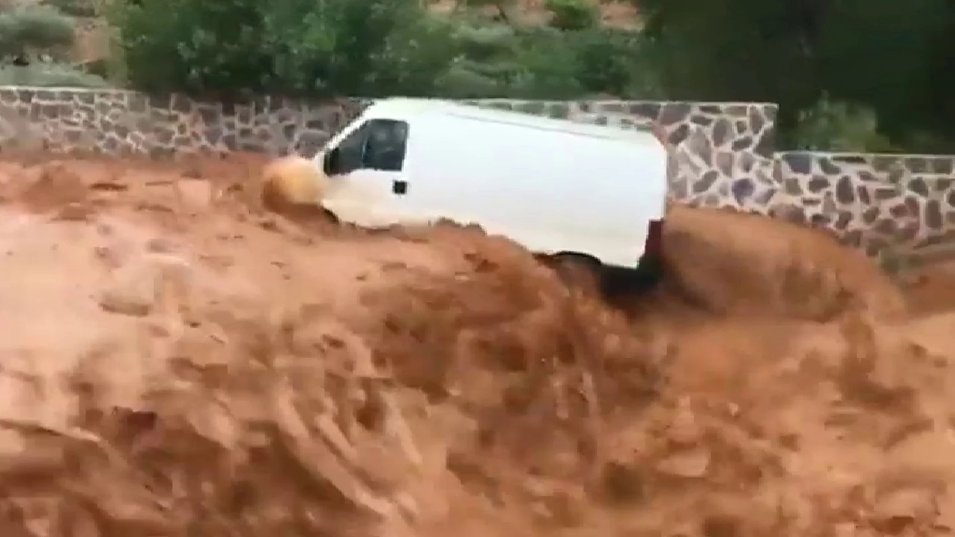 El agua arrastra esta furgoneta por la Rambla Ditar hacia el río Mundo / Foto y vídeo: Atlas