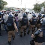 Miembros de la policía custodian la concentración de manifestantes a favor del expresidente brasileño Luiz Inácio Lula da Silva Lula cerca de la sede de la Policía Federal de Curitiba (Brasil)