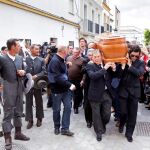 Comitiva fúnebre del rejoneador Ángel Peralta, esta tarde a su salida de la finca Rancho el Rocío