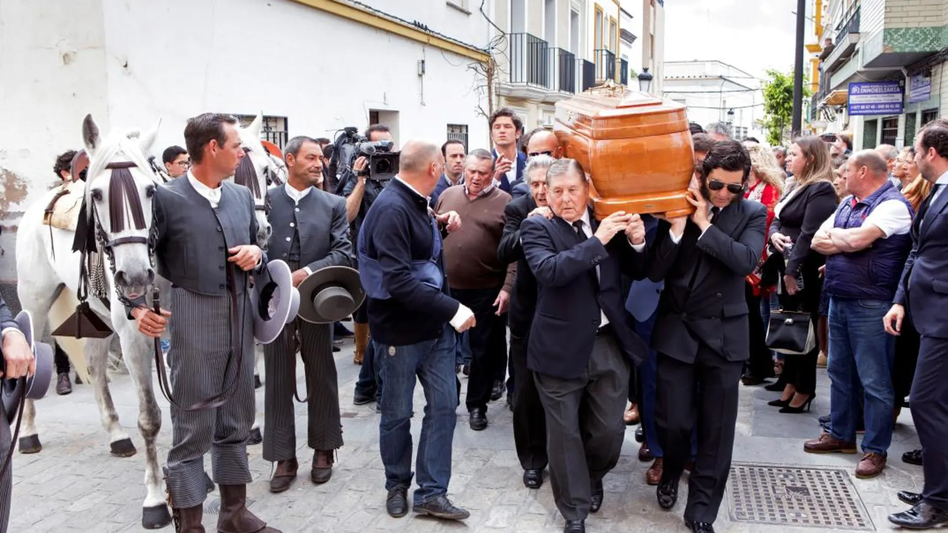 Comitiva fúnebre del rejoneador Ángel Peralta, esta tarde a su salida de la finca Rancho el Rocío