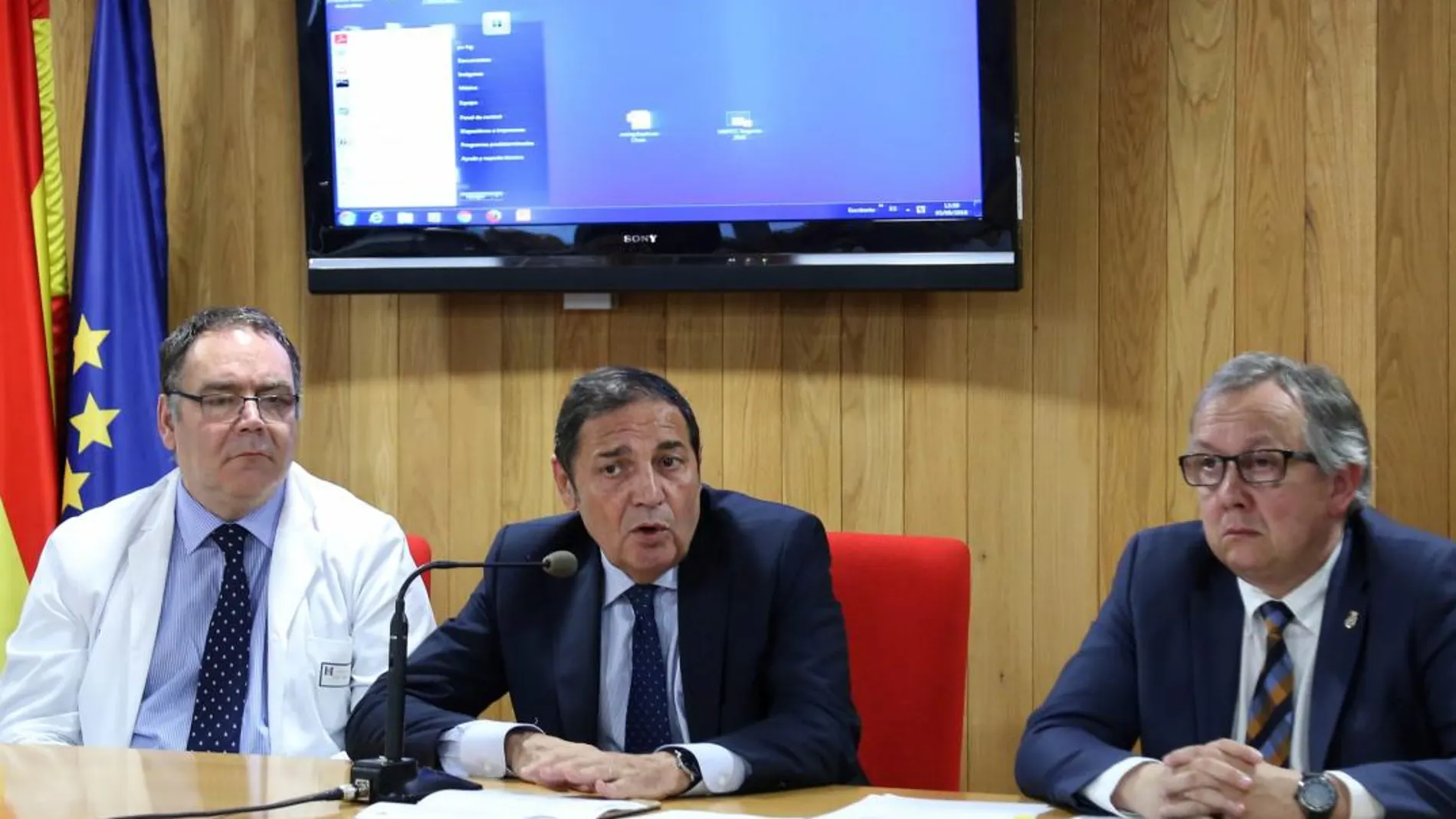 Sáez Aguado atiende a los medios junto a López Escobar, delegado de la Junta en Segovia, y José Manuel Vicente, gerente del Hospital