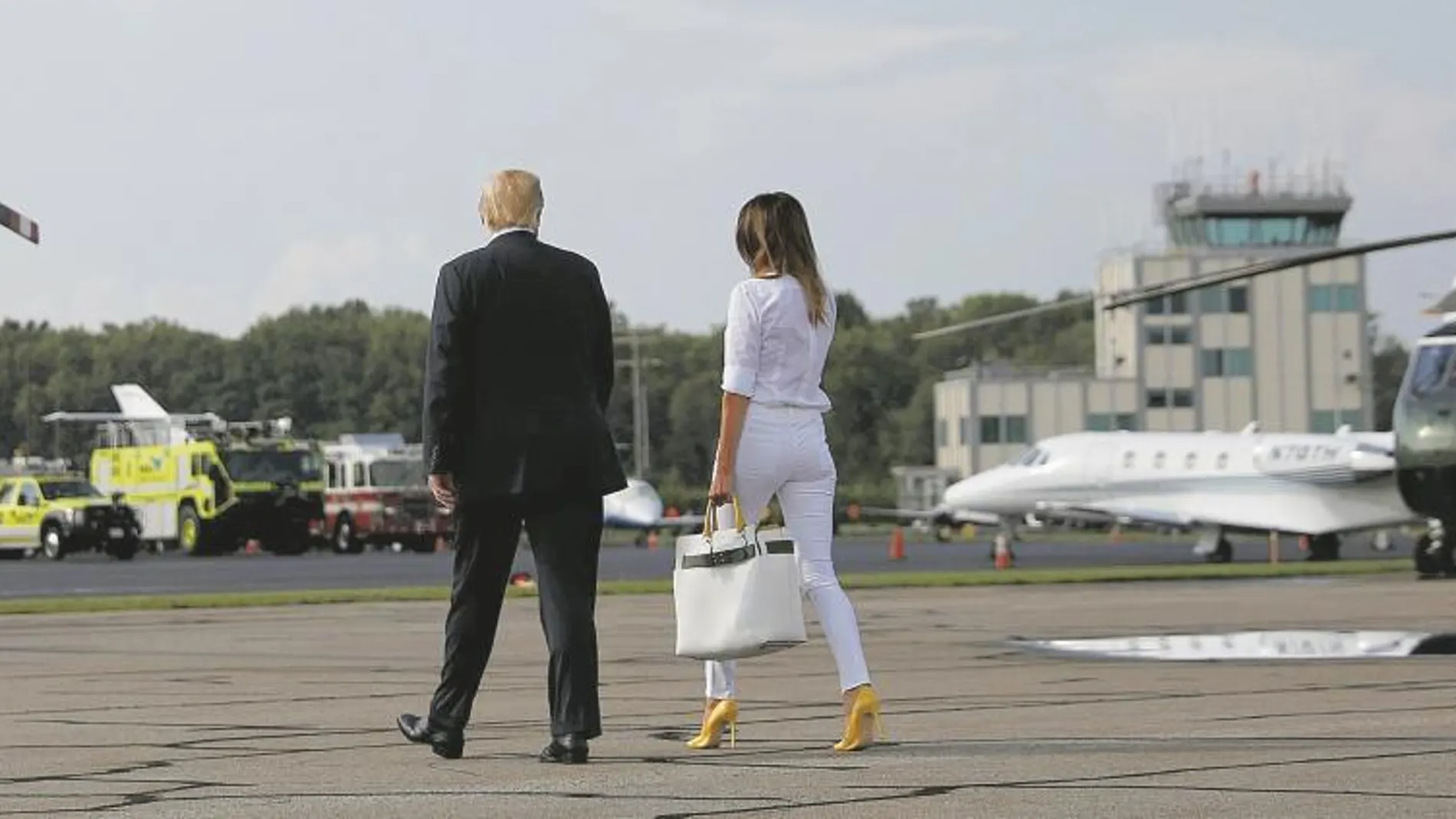 Donald Trump y Melania tras descender del avión presidencial en la localidad de Morristown, en Nueva Jersey