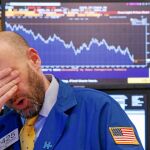 Un empleado de la Bolsa de Nueva York, al final del día