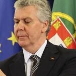 Luis Marques Guedes, secretario de Estado del Consejo de Ministros portugués, ofrece una rueda de prensa tras la reunión extraordinaria del Gobierno luso esta tarde.