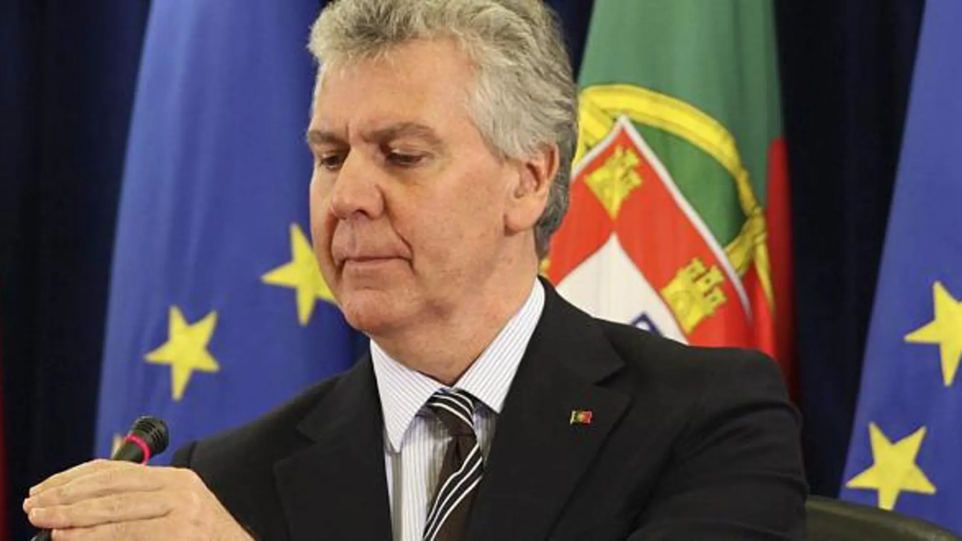 Luis Marques Guedes, secretario de Estado del Consejo de Ministros portugués, ofrece una rueda de prensa tras la reunión extraordinaria del Gobierno luso esta tarde.