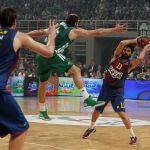 El Barcelona gana en Atenas y fuerza el quinto y último partido