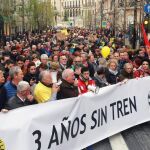 Alrededor de 5.000 personas se manifestaron ayer por la céntricas calles de la capital granadina para reivindicar una vez más la conexión ferroviaria