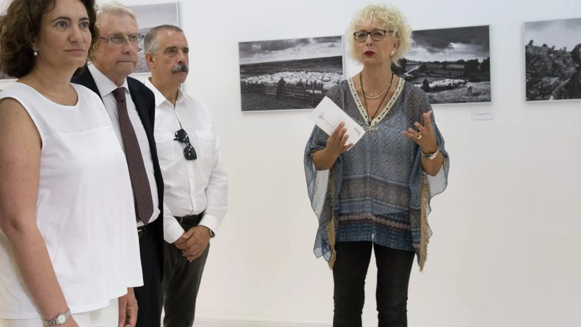 La consejera de Cultura, María Josefa García Cirac, inaugura en el Ayuntamiento de Alcañices (Zamora), la exposición “Pastores”