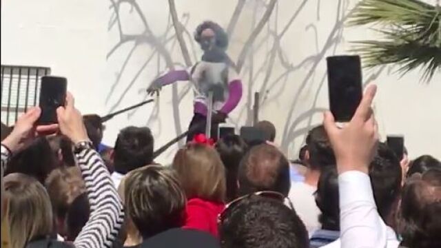 Imagen de la muñeca, en el momento en el que fue tiroteada