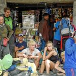 Un grupo de turistas descansan ayer en la localidad de Sembalun después de haber completado el descenso del volcán / Foto: Reuters