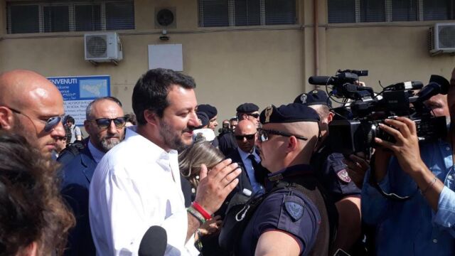 El vicepresidente y ministro del Interior italiano, Matteo Salvini, visita el centro de inmigrantes en Pozzallo, ayer / Efe
