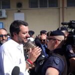 El vicepresidente y ministro del Interior italiano, Matteo Salvini, visita el centro de inmigrantes en Pozzallo, ayer / Efe