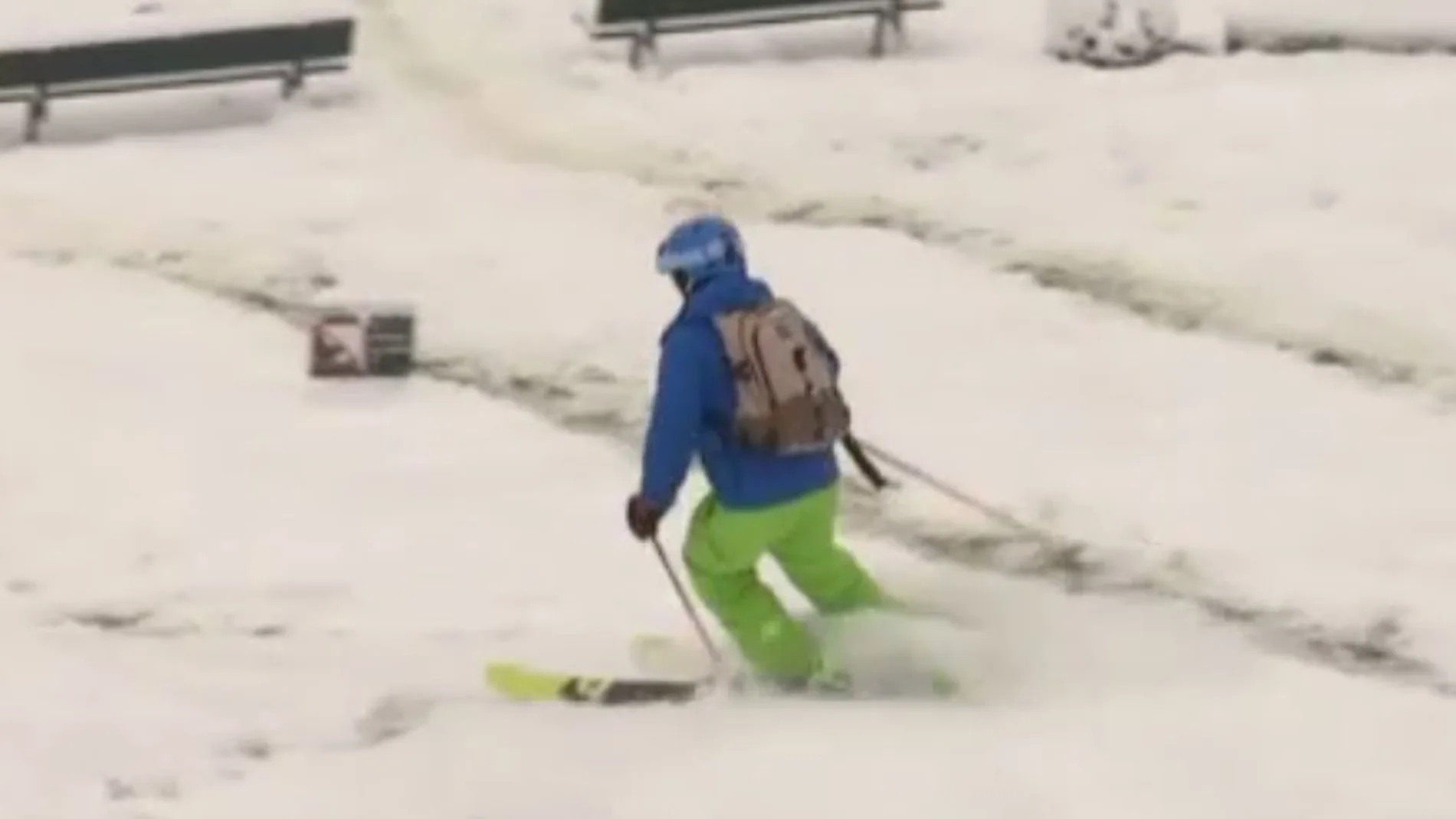 Los parisinos sacan los esquís a la calle