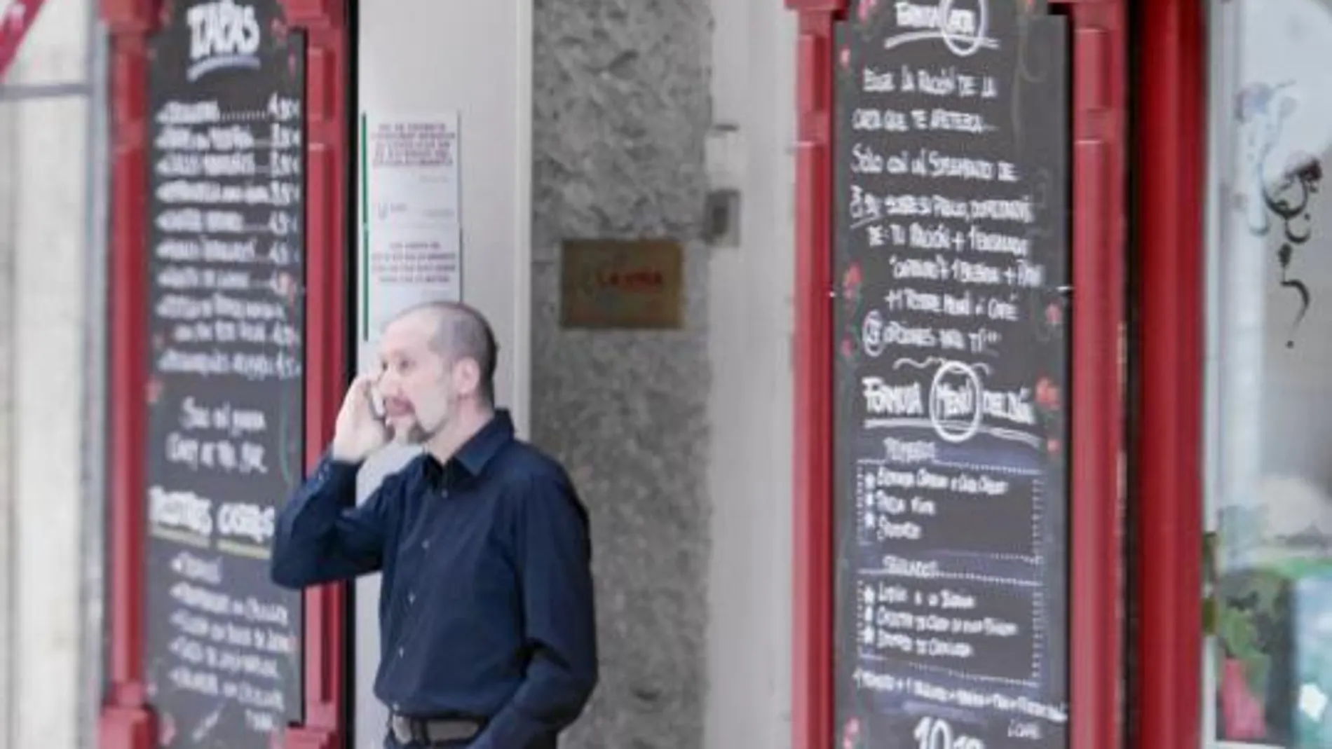 Alfonso, el esposo de Mónica Bardem, en la puerta deLa Bardemcilla de Santa Ana