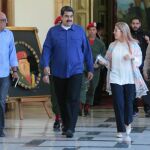 El presidente de Venezuela, Nicolás Maduro (c), acompañado de su mujer, la primera dama Cilia Flores (d), durante una reunión con ministros / Efe