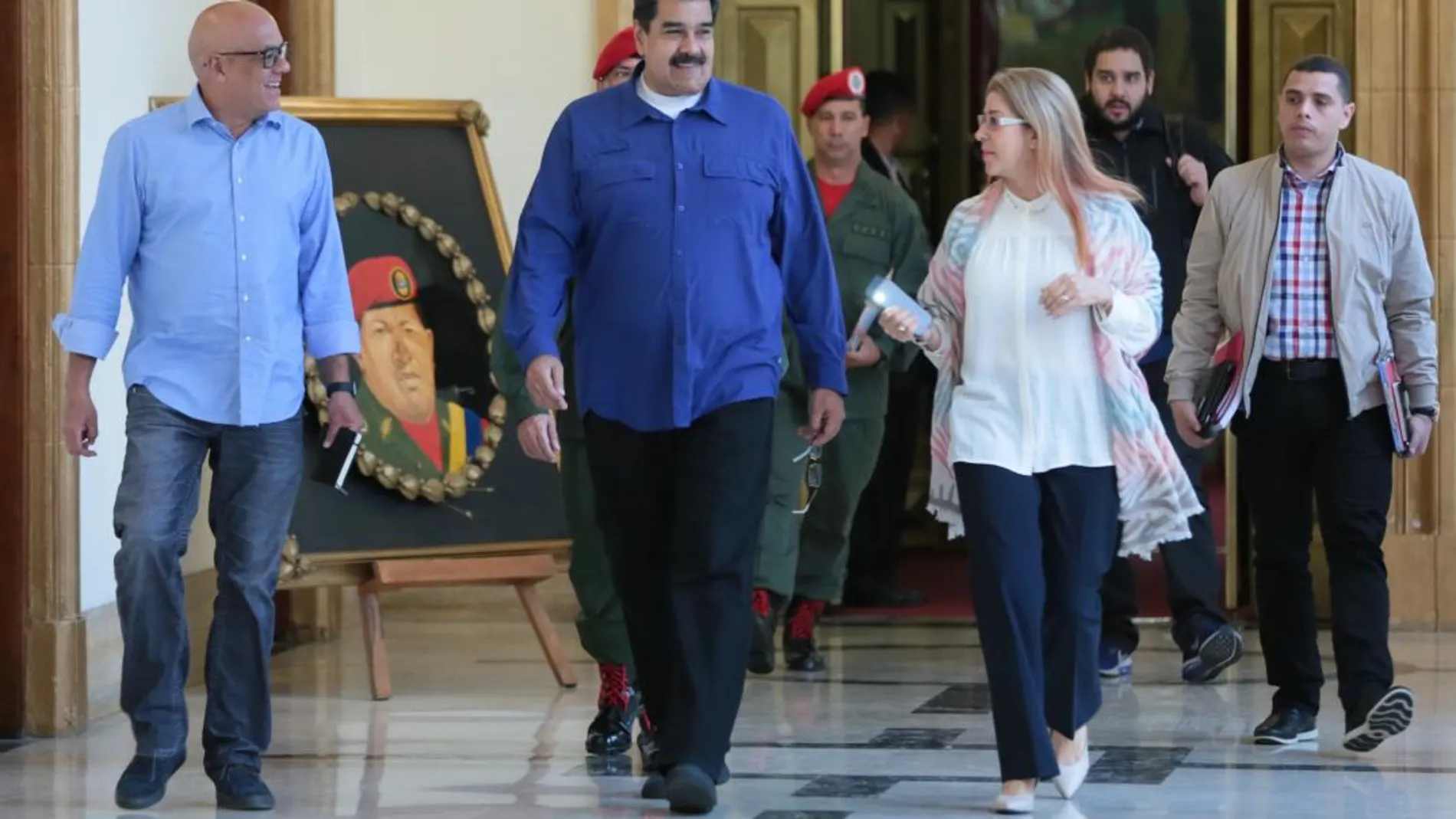 El presidente de Venezuela, Nicolás Maduro (c), acompañado de su mujer, la primera dama Cilia Flores (d), durante una reunión con ministros / Efe