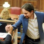 Pablo Iglesias estrecha la mano del secretario general del PSOE, Pedro Sánchez, a su llegada al Congreso