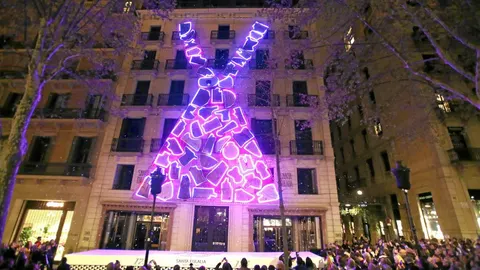 La fachada iluminada fue un perfecto broche de oro para una noche llena celebración y alegría, en la que no faltaron incluso brindis