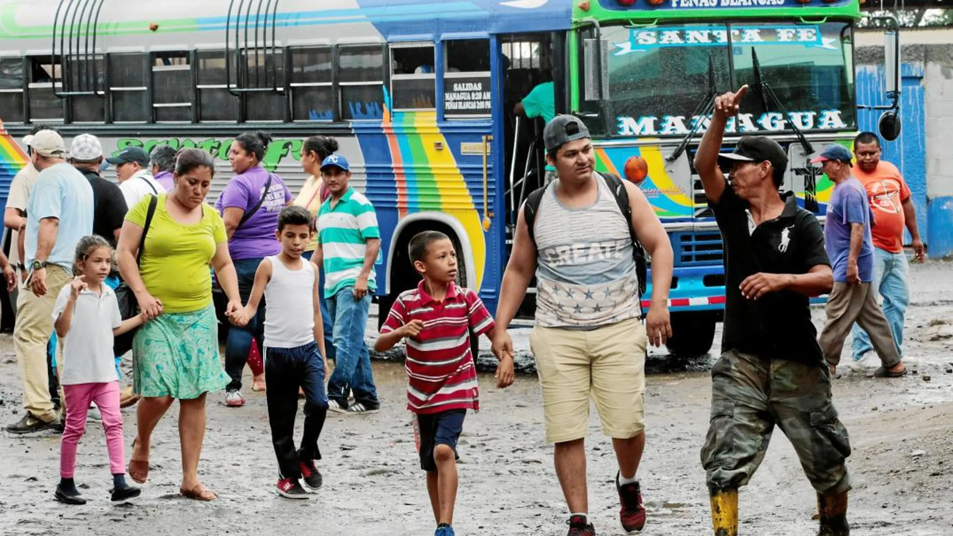 Familias enteras se han visto obligadas a cruzar la frontera entre Costa Rica y Nicaragua ante la brutal represión del Gobierno de Daniel Ortega / Reuters