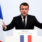 El presidente francés, Emmanuel Macron, pronuncia su discurso durante un acto en el centro cultural Alb'Oru en Bastia, en la isla de Córcega, Francia