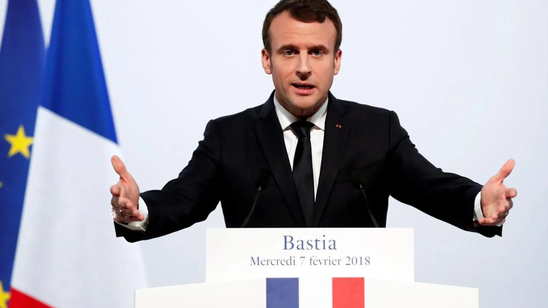 El presidente francés, Emmanuel Macron, pronuncia su discurso durante un acto en el centro cultural Alb'Oru en Bastia, en la isla de Córcega, Francia